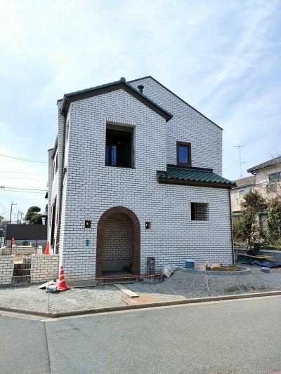 北西イタリアの港町にあるようなかわいいオフホワイトレンガの家1